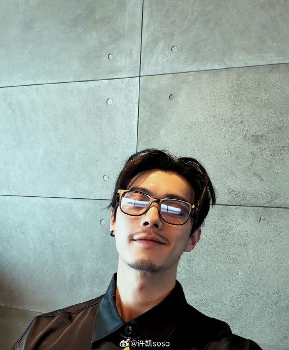 许凯营业照片 这就是传说中的渣苏感吗 又帅又痞