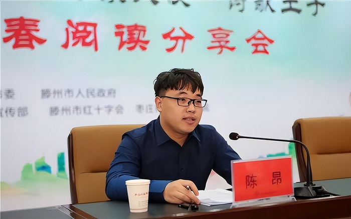 《漫天飞雪的日子》,同年应邀做客中央电视台《中国诗词大会》栏目