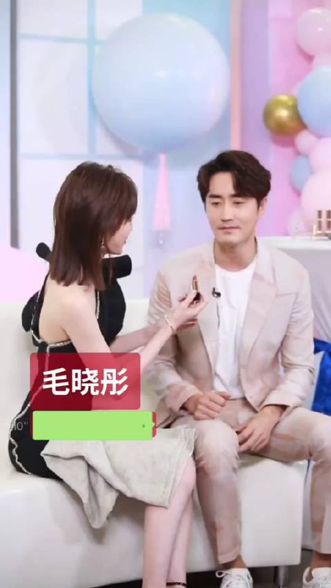 毛晓彤真美,毛晓彤给杨玏涂口红,杨玏可见的紧张哈哈哈,这是怕王玉雯