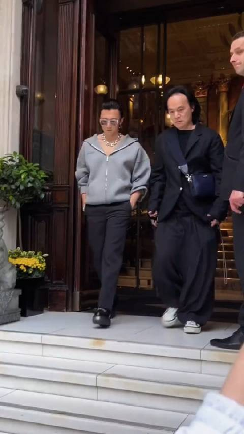 谢霆锋走出酒店之前得捯饬多久 项链,辫子,头绳,手链,墨镜