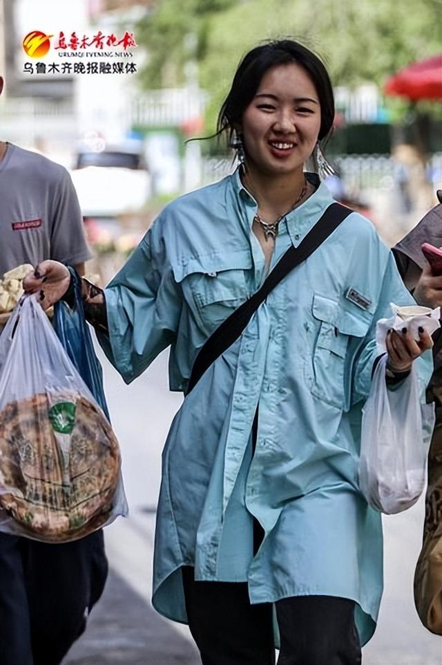 　　5月16日，在位于天山区的领馆巷，来自上海的游客购买了多袋特色肉馕。记者迪丽娜尔·加力肯摄