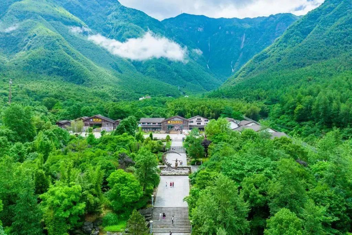 2,即日起至12月31日,明月山景区面向全球学子免票,需凭身份证和学生证