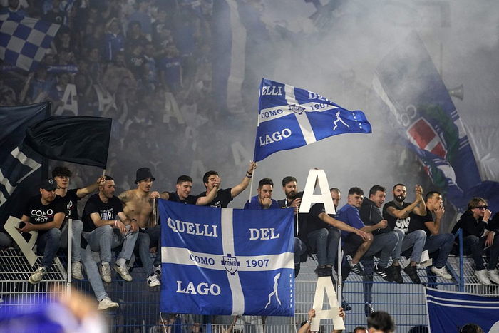 科莫球迷庆祝球队晋级意甲。视觉中国 图