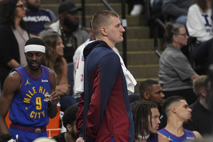 当地时间5月17日，脸色铁青的约基奇则一直站在场边。本文图片来自：视觉中国 图