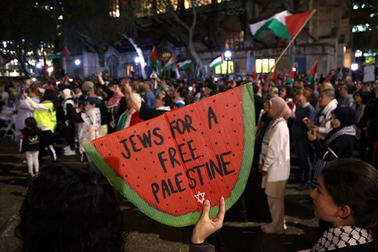 视觉中国供图5月15日,美国加州,一名身披巴勒斯坦国旗的示威者在加州