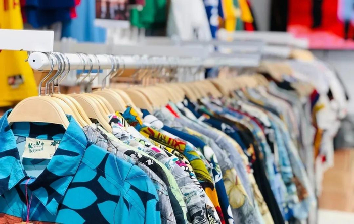 商场衣服越卖越贵,年轻人开始逛批发市场