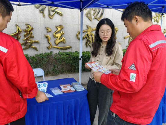 任港街道工会开展"从新出发·与法同行"法治宣传月系列活动