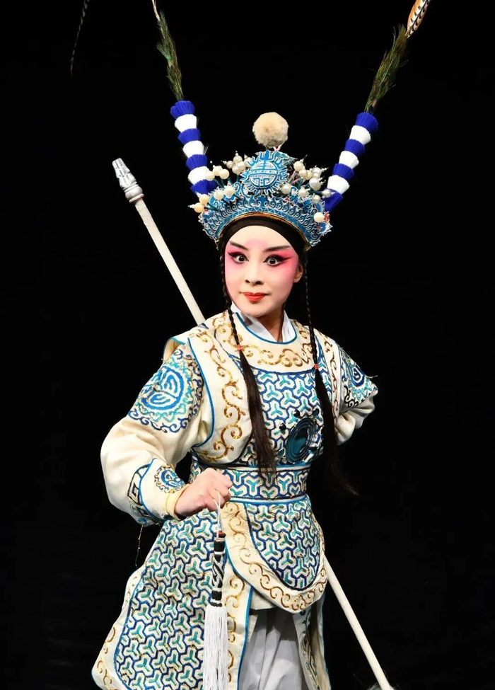 山东省京剧院优秀青年演员,工花旦,毕业于山东艺术学院.