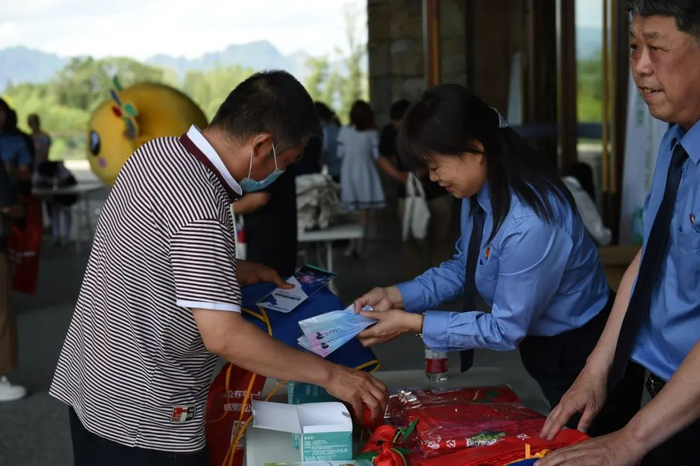 图为开展公益诉讼检察职能普法宣传活动