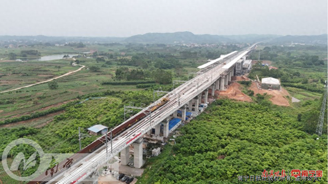 “五一”假期，南深高铁南玉段铺轨施工航拍 通讯员 韦建松 摄