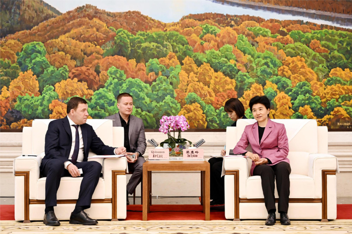 梁惠玲会见俄罗斯斯维尔德洛夫斯克州州长库伊瓦舍夫一行