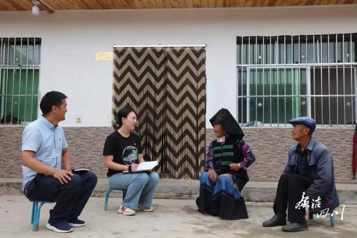 凉山州盐源县盐塘镇纪委到群众家中进行宣传讲解,收集了解群众问题