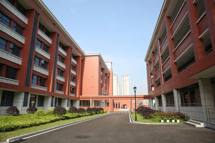 评优秀等次,该校教育教学质量稳居全市前列,在这里,走出武汉大学校长