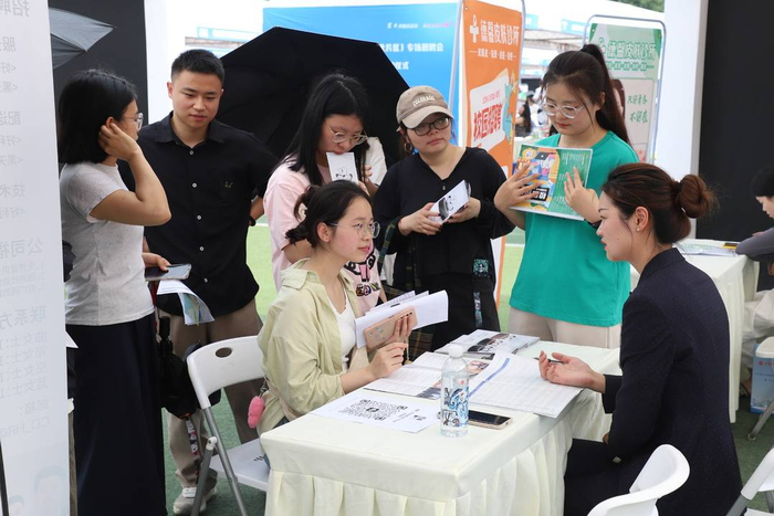 供需双方询问情况(摄影  陈晨 王磊)启动仪式结束后,招聘会正式开始