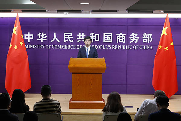 何亚东:我想强调的是,中国新能源产品广受欢迎是企业拼出来的,不是