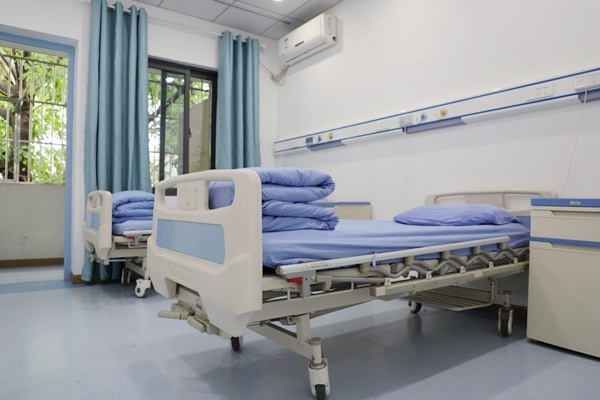 露天活动场地铺设了塑胶,病房卫生间的马桶旁安装了扶手,餐厅也配有