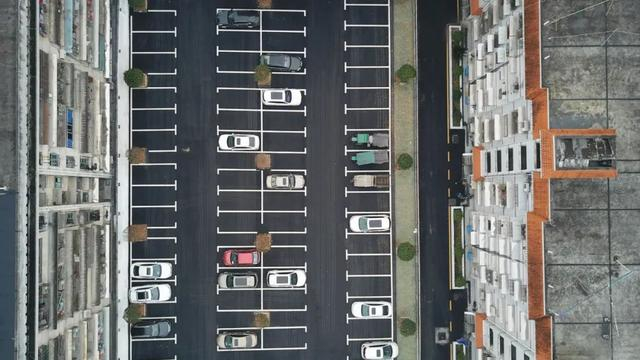 一处社区停车场 陈泽国 摄