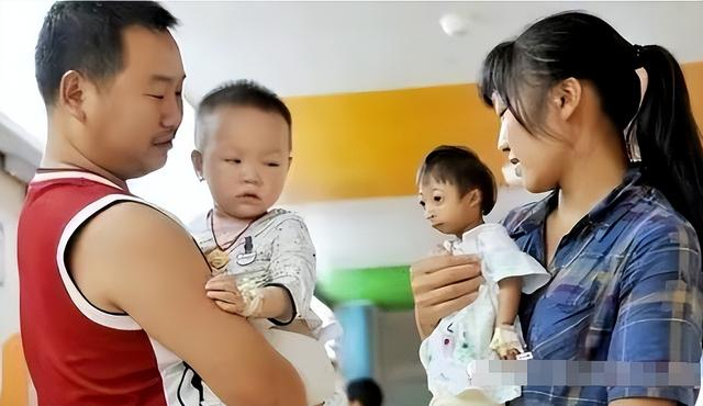 15年前湖南夫妇生了个"小猴子",马戏团想5万买下,现在怎样了