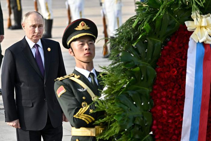 5月16日下午，普京向人民英雄纪念碑敬献花圈。图自视觉中国