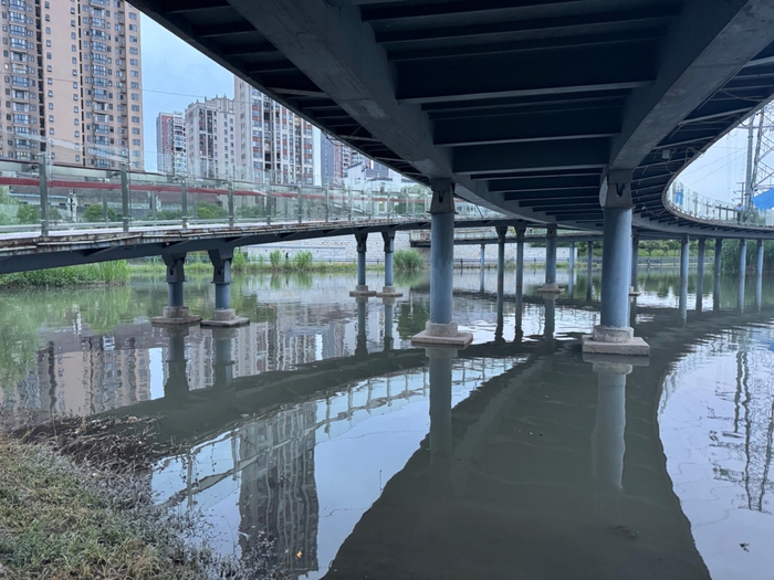  5月14日，湖北监利市，在林长河湿地公园中心亲水廊道附近，林长河在此分流形成新旧两条河，附近市民称，新林长河经过整治后平日水质较好，旧林长河水质一直很差，形成鲜明对比，“一条净的，一条臭的”。