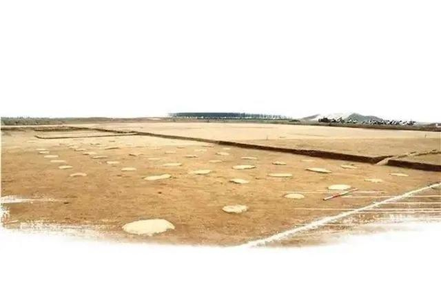 具备政务大殿条件的宫区6号建筑西北附属建筑础石 来源：陕西省考古研究院