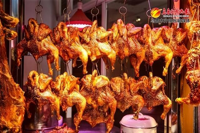 　　5月16日，在大巴扎步行街，烤鸡外皮酥脆、色泽诱人。记者迪丽娜尔·加力肯摄