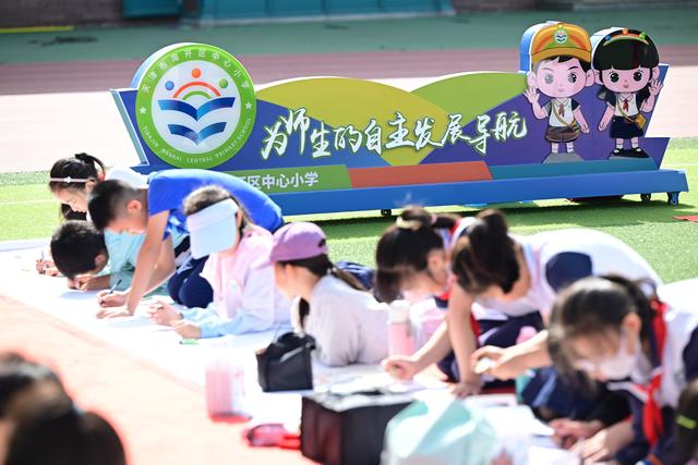 南开区中心小学百人绘长卷 画出美好"心"世界