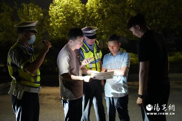 西安公安交警开展夜间货运车辆突击清查行动
