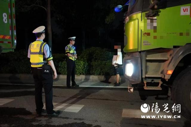 西安公安交警开展夜间货运车辆突击清查行动