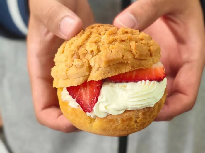 美食厨房丨草莓酥皮泡芙