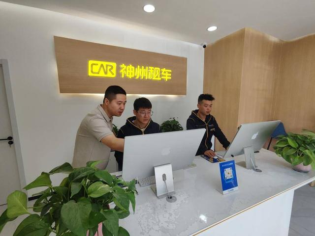 图：陈越与同事们在租车网点分析客流构成。