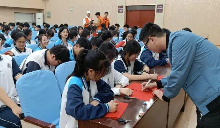 创意设计助力非遗传承,山东轻工职业学院新剪纸技艺走进淄博六中