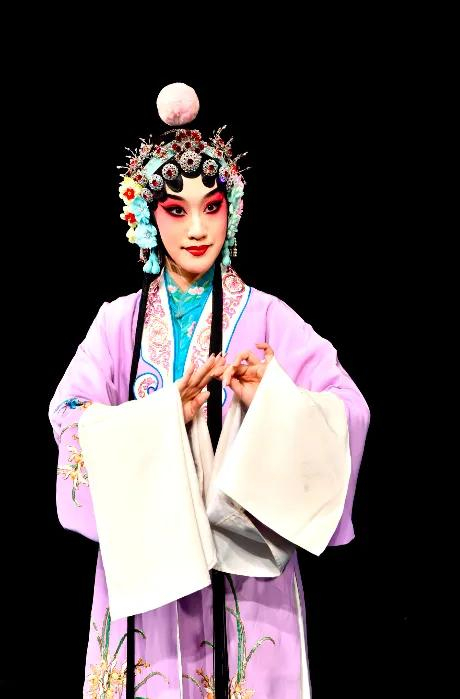 山东省京剧院优秀青年演员,工张派青衣.毕业于中央戏剧学院.