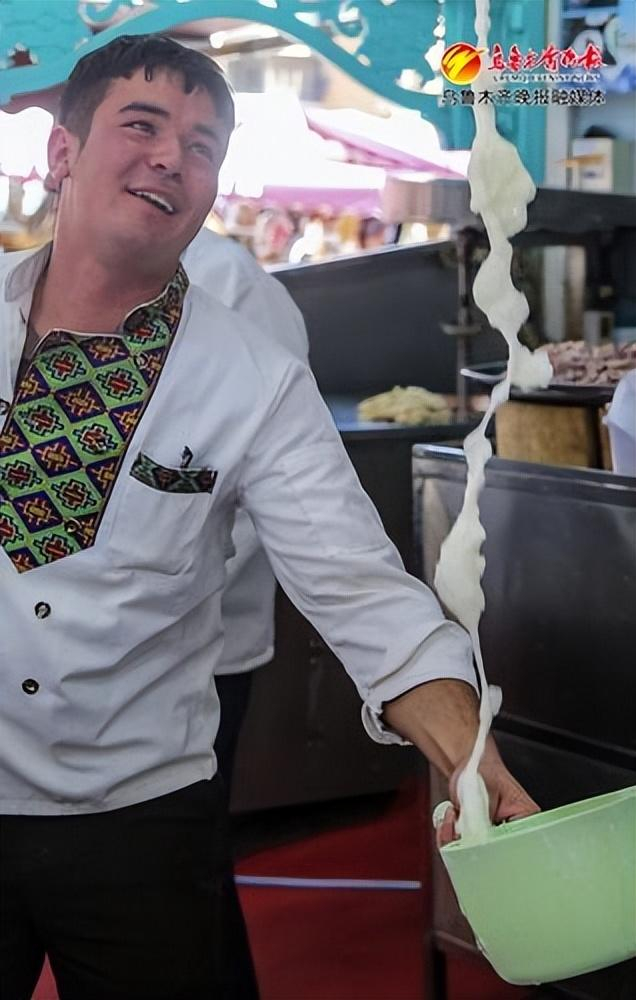 　　5月16日，在大巴扎步行街，商家花式制作酸奶刨冰。记者迪丽娜尔·加力肯摄