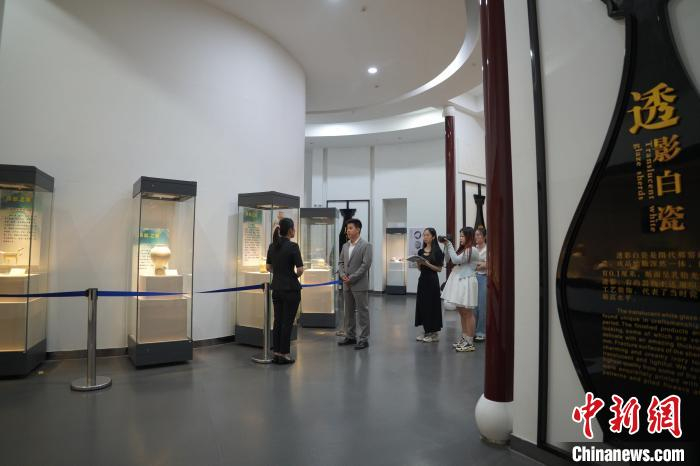 5月15日,邢台学院外国语学院的师生在邢窑博物馆开展研学活动.