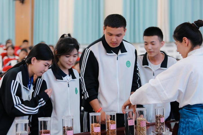 伊宁县第二中学高一学生武思锐说:"通过今天的活动,我了解了许多中医