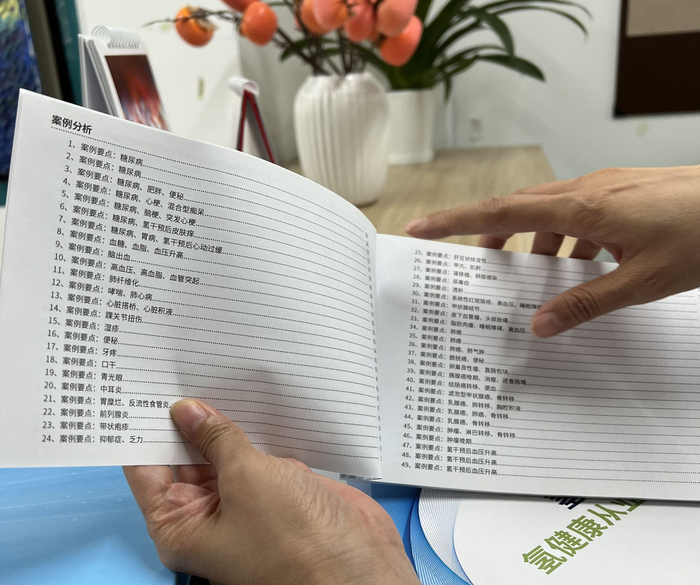 一家氢氧体验店内的宣传册，介绍吸氢的作用。新京报记者 罗艳 摄