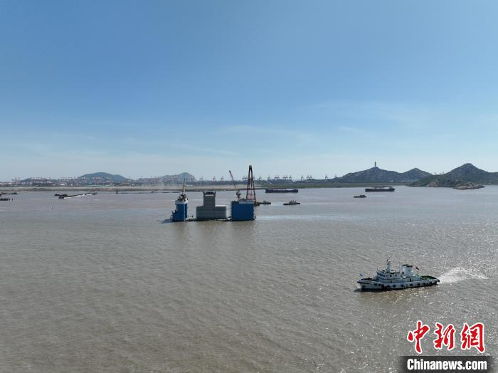 小洋山北工作船码头最后一个"大圆桶"基础结构安装完成