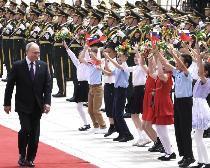 5月16日，北京，俄罗斯总统普京检阅仪仗队。图自视觉中国