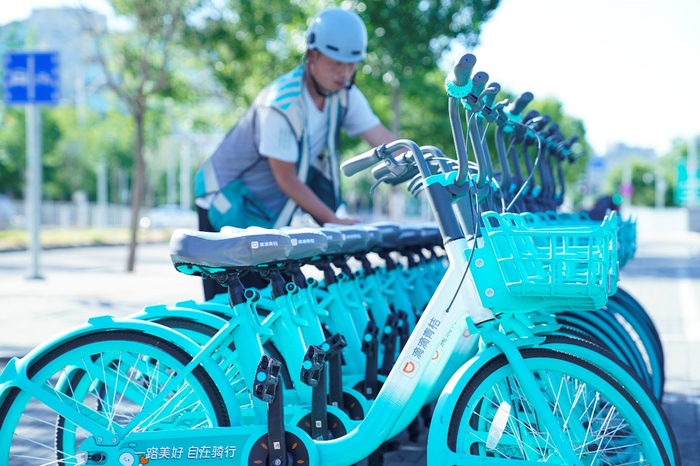记者发现,不少城市街头已经出现了银白色坐垫的青桔单车,搭载清凉坐垫
