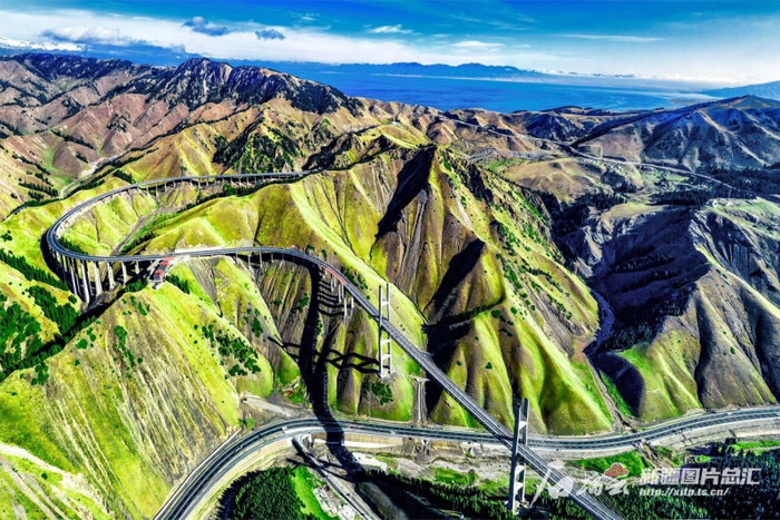 航拍果子沟大桥（资料图）。石榴云/新疆日报记者 周鹏摄