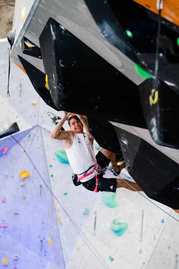 带着患癌女友的奥运梦想出战，这位攀岩高手诠释体育精神