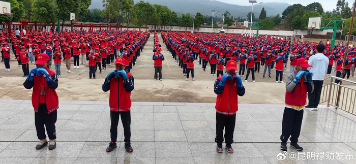 禄劝撒营盘民小自创拳击操 彝山上演"热辣滚烫"