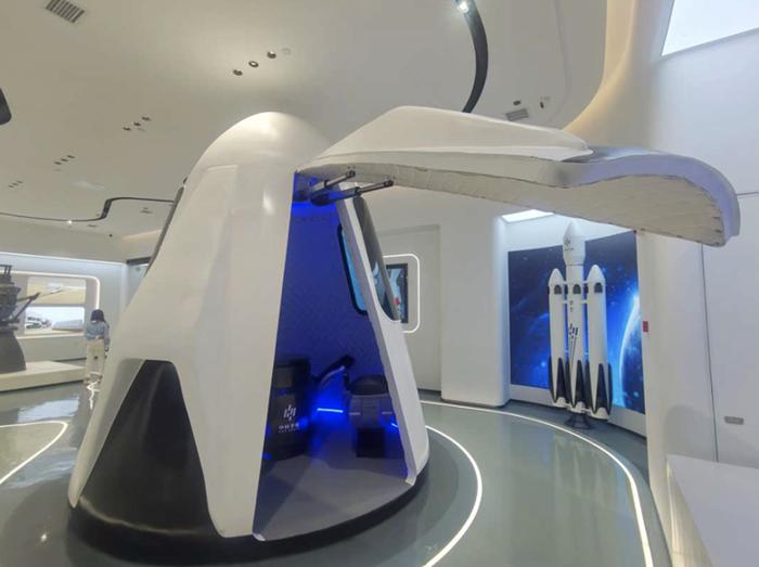 在其展厅,张怀明指着一座精致的太空舱,向记者描绘了太空之旅的情形