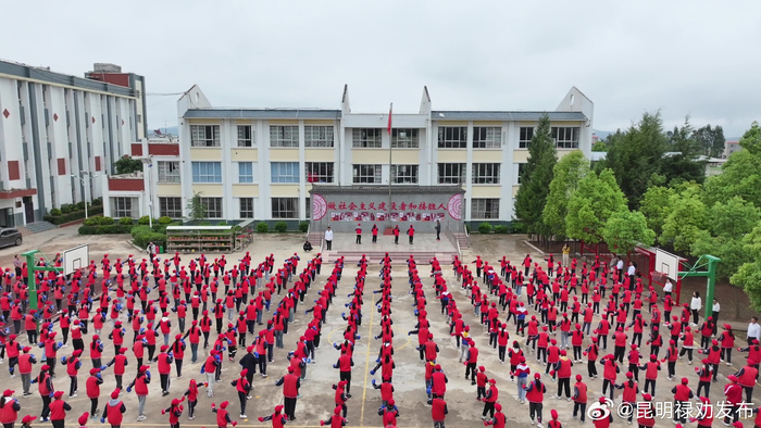 禄劝撒营盘民小自创拳击操 彝山上演"热辣滚烫"