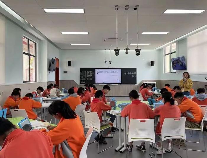 贵州省毕节市大方县第七中学的学生们通过5g网络远程学习思政课5g犹如
