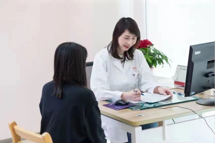 上海市同仁医院妇产科主任医师丘瑾（右）。  受访者供图