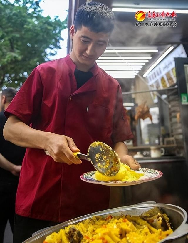 　　5月16日，在位于沙依巴克区的和田二街，香气扑鼻、米粒分明的抓饭出锅。记者迪丽娜尔·加力肯摄