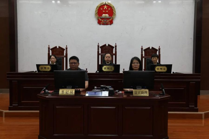 利用担任枣庄市薛城区委书记,东营市委常委,市纪委书记,烟台市委常委