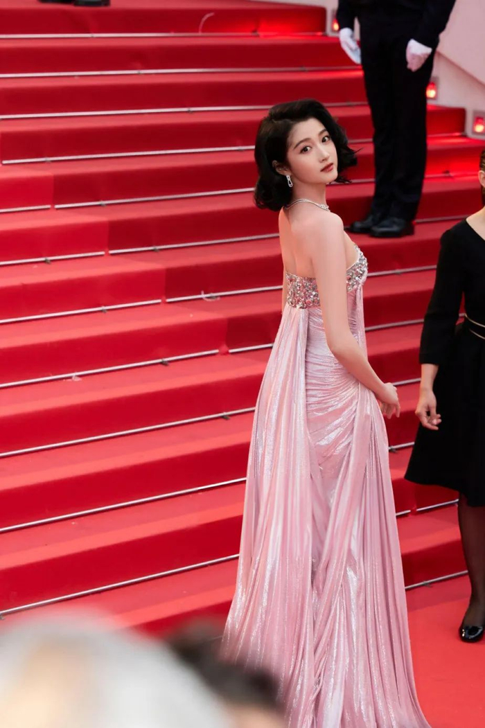 一袭vintage礼服来自elie saab 2008春夏高定系列,粉色流光裙搭配fred